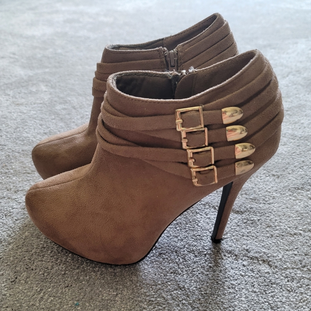 Ankle boots size 8. Gold accent. Stiletto.